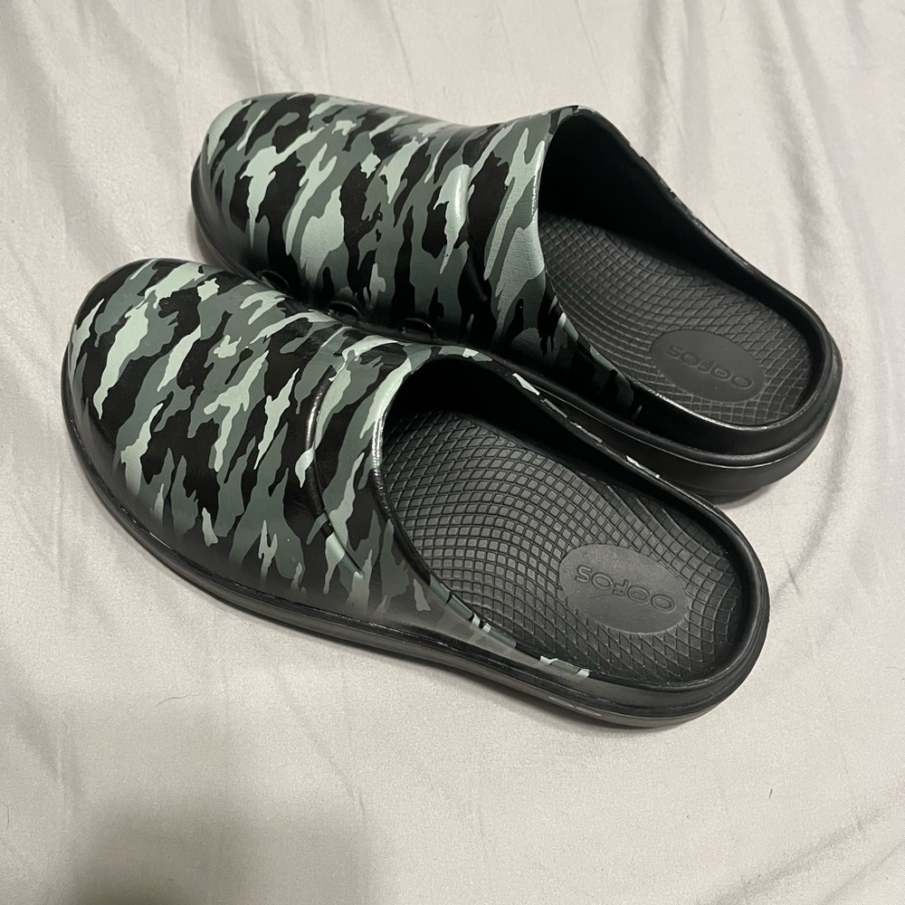 Oofos Women’s Clog size 8.